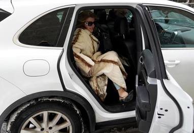 ПЕЈАЧКАТА ПОБЕГА ОД ДОМА ДОДЕКА РОДИТЕЛИТЕ БЕРААТ КУШИ: Таа има 18 години, тој е разведен - тропнав на прозорецот во 2 часот по полноќ