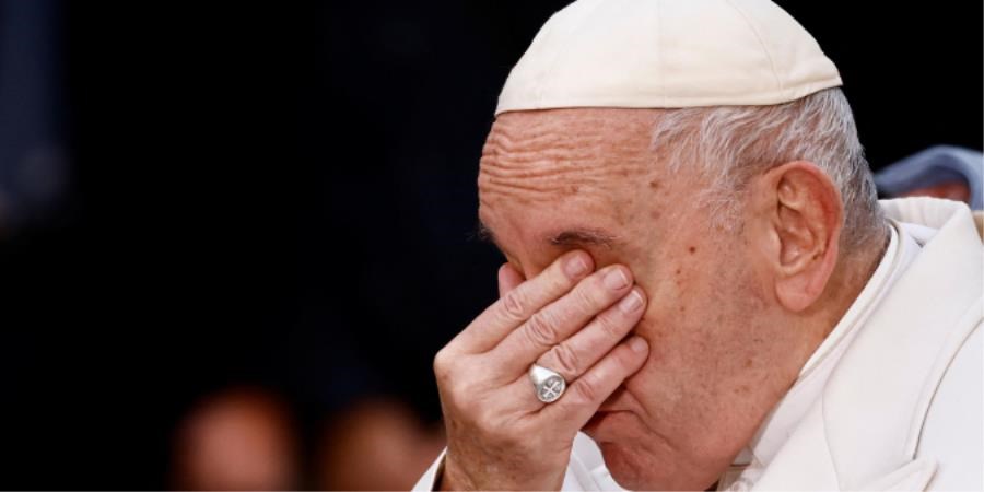 VIDEO Papa se rasplakao dok je molio za Ukrajinu pred kipom Gospe